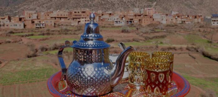 VALLÉE DE L’OURIKA, AVEC THÉ DANS UNE MAISON TRADITIONNELLE BERBÈRE